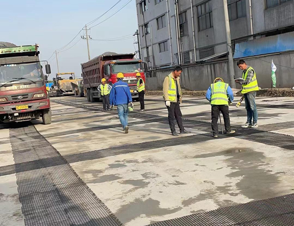大悟老材料的新故事：玻璃纤维土工格栅如何在‘白改黑’浪潮中重获新生？